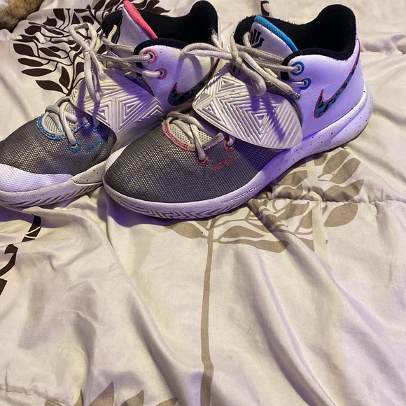 Nike Kyrie 3s - Picture 3 of 6